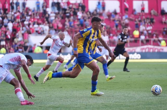 Pese a no convertir, el 9 canalla se brinda por completo y hace un gran desgaste desde lo físico.