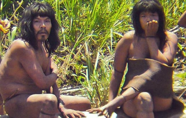 Una pareja de indios mashco-piro a la orilla del río Las Piedras. Su acercamiento a otras personas se considera sumamente inusual.