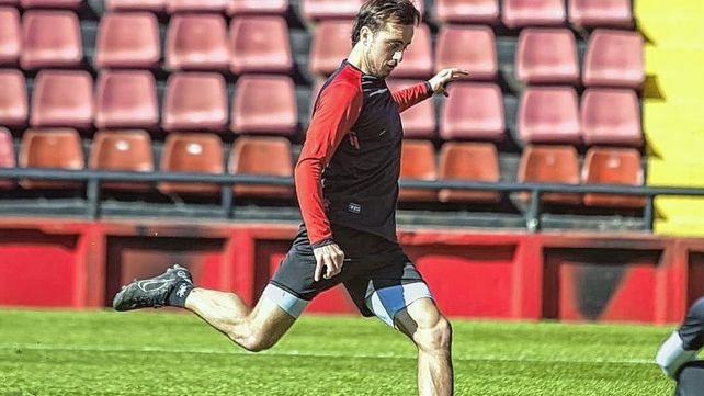 Bernardi tendría una molestia y sería evaluado en Colón