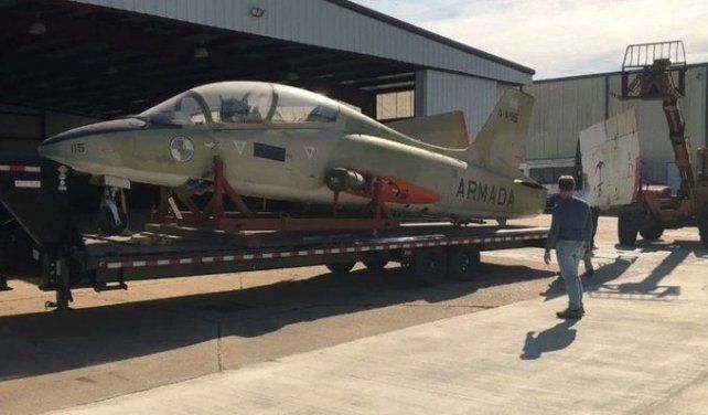 El avión Aermacchi MC339 (4-A-115) de Owen Crippa a pocos días de llegar al país El avión Aermacchi MC339 (4-A-115) de Owen Crippa a pocos días de llegar al país
