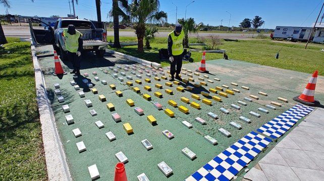 El can detector Jana marcó la posible presencia de estupefacientes en la caja de carga pero encontraron teléfonos celulares de contrabando El can detector Jana marcó la posible presencia de estupefacientes en la caja de carga pero encontraron teléfonos celulares de contrabando
