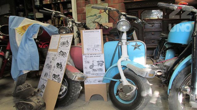 Vicente Gutiérrez colecciona motos y antigüedades. Junto a su familia formó un museo y de modo itinerante lo lleva a escuelas y eventos