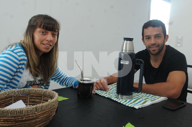 El otro compañero que no falta en cada charla entre la pareja es el tradicional mate amargo.