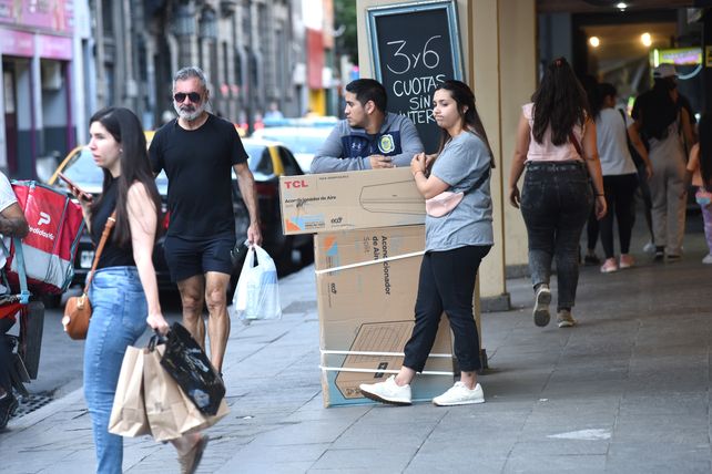 Las ventas bajaron en los comercios minoristas.