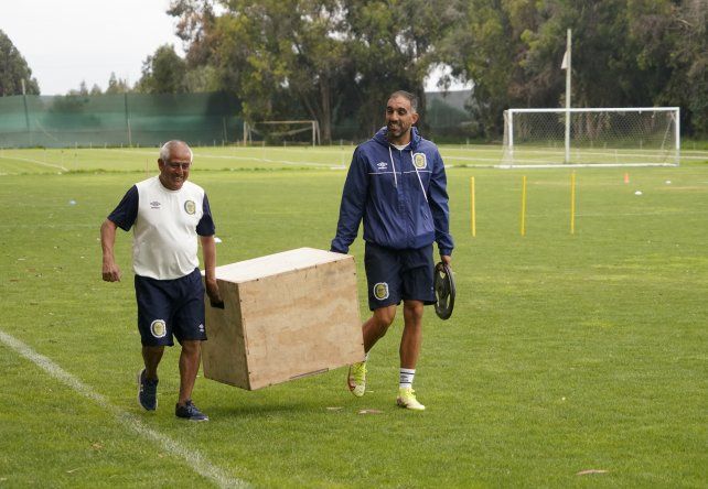 Sergio Villarreal (Bezombe) y el PF Jorge Rey acarrean uno de los cajones