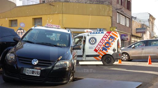 Un taxi cayó dentro de un pozo en calle San Luis e Irigoyen Freyre, en pleno centro santafesino