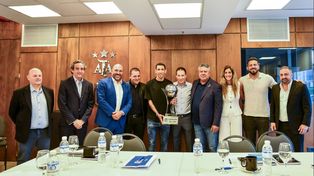 Gonzalo Belloso con los directivos de la AFA, miembros del comité ejecutivo, Holan y los capitanes de Central, al recibir la Copa.&nbsp;