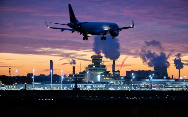 Un avión de la aerolínea regional Air France Hop aterriza en el aeropuerto de Berlín-Tegel durante el atardecer. Está previsto que el aeropuerto cese las operaciones de vuelo el 8 de noviembre de 2020..