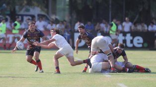 El medio scrum de Santa Fe Rugby, Juan Cruz Strada, con la 9 de Dogos XV.
