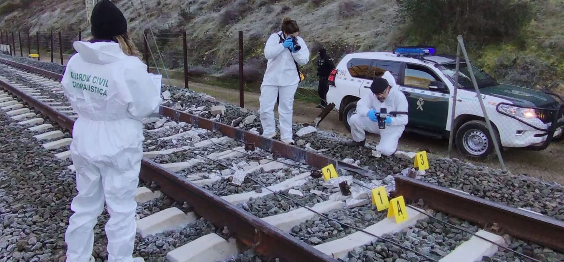 Efectivos criminalística de la Guardia Civil analizan las vías del accidente, este lunes. Guardia civil Efectivos criminalística de la Guardia Civil analizan las vías del accidente, este lunes. Guardia civil