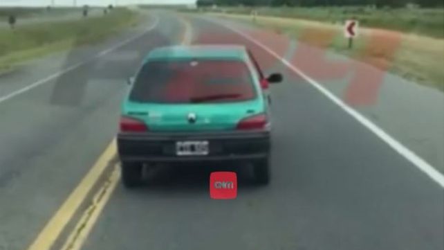 El auto en el que viajaban los policías y que detenido en la ruta 11