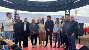 El gobernador Maximiliano Pullaro, el senador Esteban Motta y los representantes municipales y comunales del departamento, participaron de la presentación.