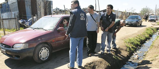 El auto sin identificación en el que iban los policías atacados por dos maleantes el 11 de septiembre  de 2010 quedó parado en la esquina de Campbell y Maradona