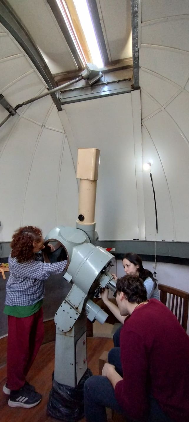 La cara luminosa de la luna: la historia de la recuperación del telescopio de la Biblioteca Vigil