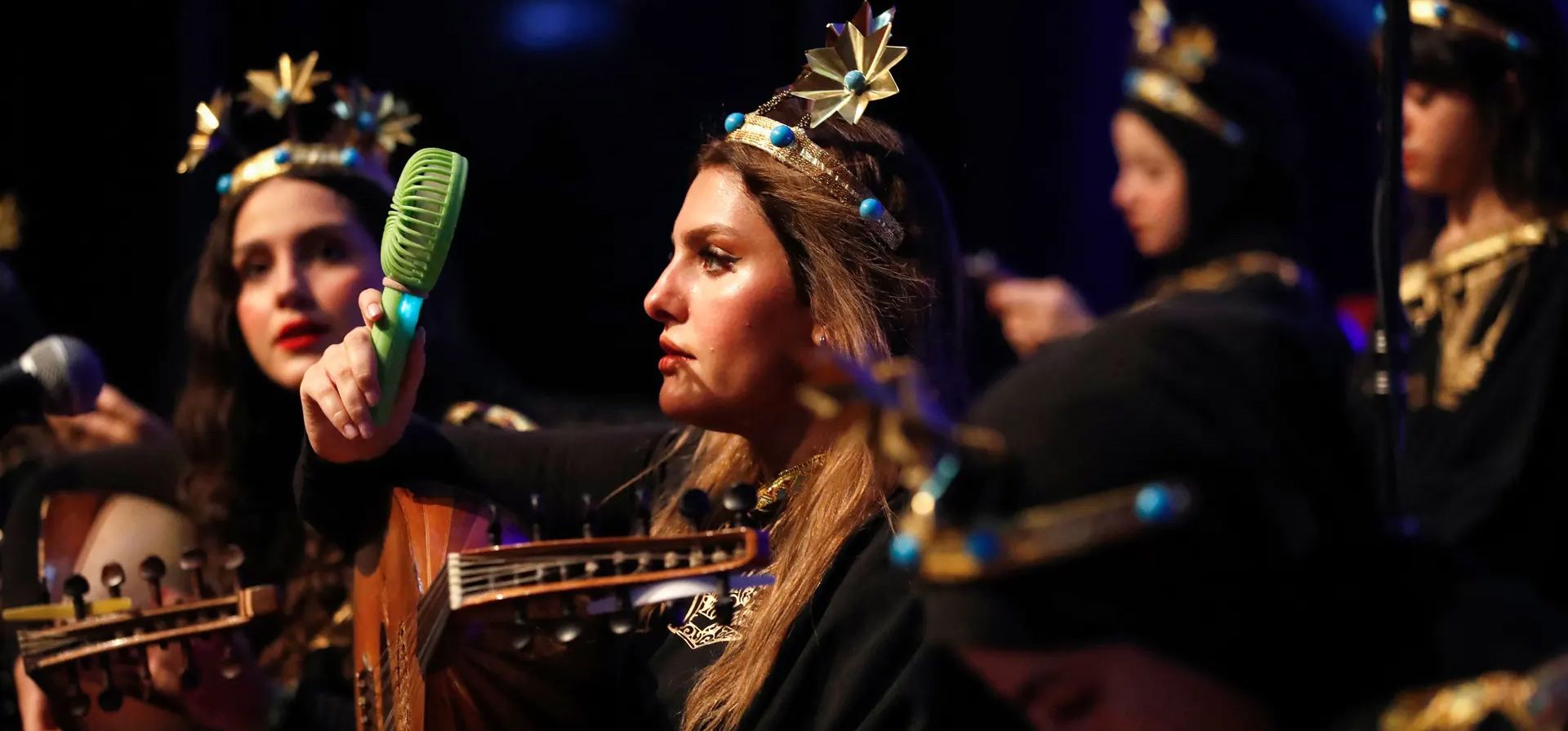 Un músico se refresca con un abanico de mano antes de un concierto de la banda al-Sumariyat, compuesta principalmente por mujeres que interpretan música tradicional iraquí, Bagdad, Irak. Fotografía: Ahmad Al-Rubaye/AFP/Getty Images Un músico se refresca con un abanico de mano antes de un concierto de la banda al-Sumariyat, compuesta principalmente por mujeres que interpretan música tradicional iraquí, Bagdad, Irak. Fotografía: Ahmad Al-Rubaye/AFP/Getty Images
