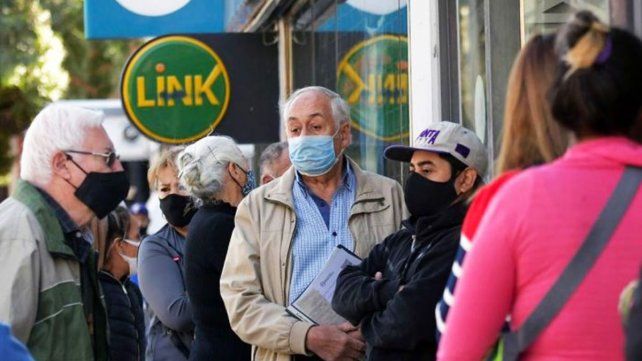 Los jubilados y pensionados con DNI finalizado en 3 y con haberes no superiores a $ 70.938 cobran julio con aumento del 20