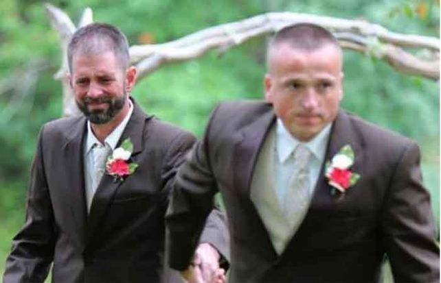 El padre de la novia arrastra al padrastro de su hija al altar.