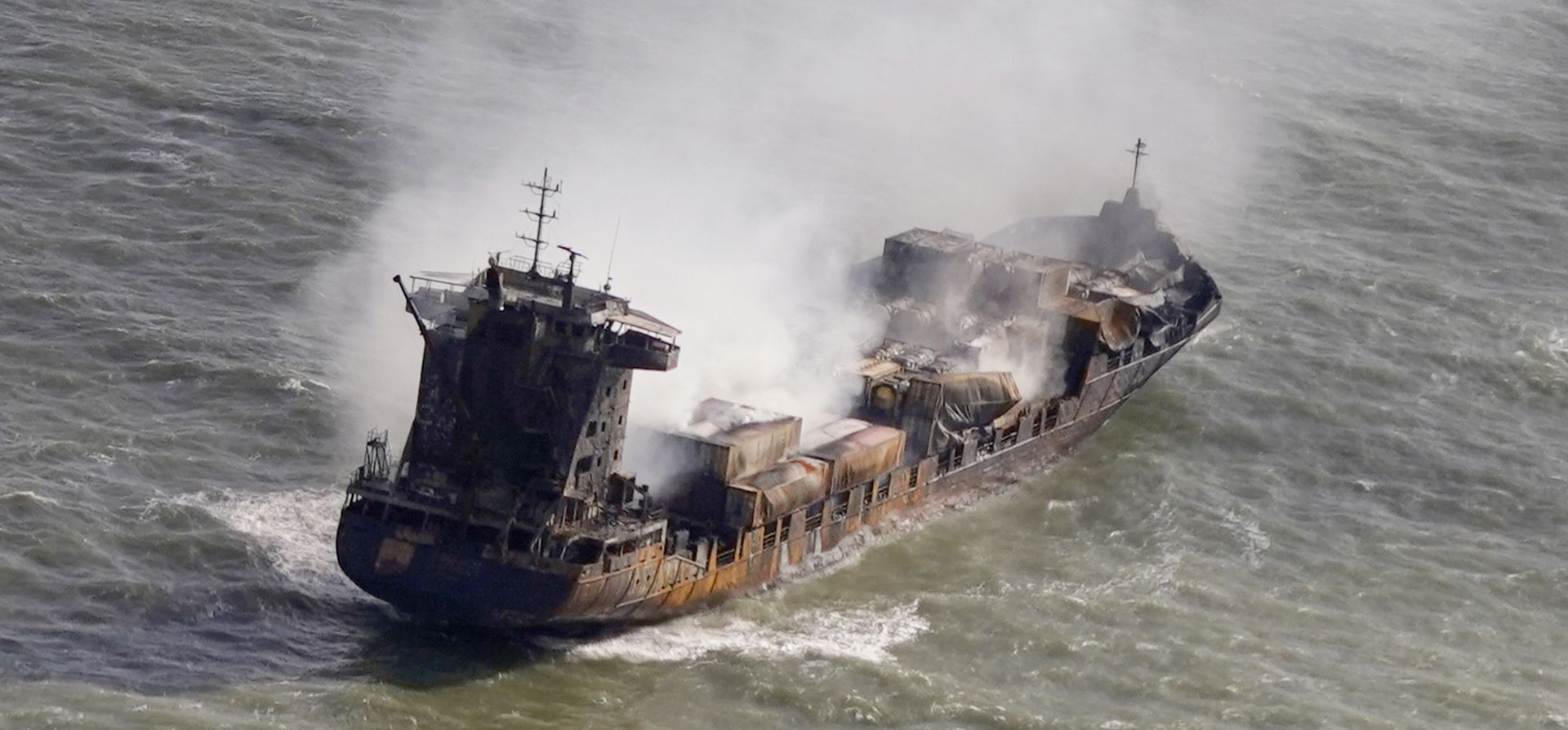 El contenedor Solong se encuentra a la deriva en el estuario de Humber, frente a la costa de East Yorkshire, tras una colisión el lunes con el petrolero MV Stena Immaculate, que opera como parte del Programa de Seguridad de Buques Tanque del gobierno de Estados Unidos, el martes 11 de marzo de 2025. (Danny Lawson/PA vía AP)