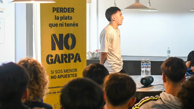 {altText(<p>Agustín Stizza, de 20 años, compartió su experiencia con la ludopatía y ahora participa en la campaña #NoGarpa de la Lotería de Santa Fe para concientizar a los jóvenes sobre los peligros del juego</p>,Tiene 20 años, fue adicto al juego y ahora acompaña a chicos para que no repitan su historia)}