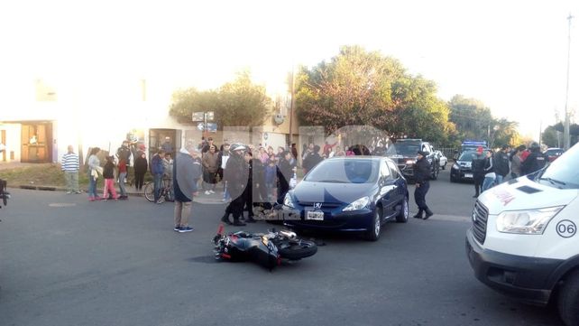 Eludió un control, huyó a gran velocidad, se estrelló contra un auto y está grave