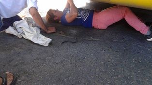 Una mujer arregló el colectivo con la ayuda de su propio cinto