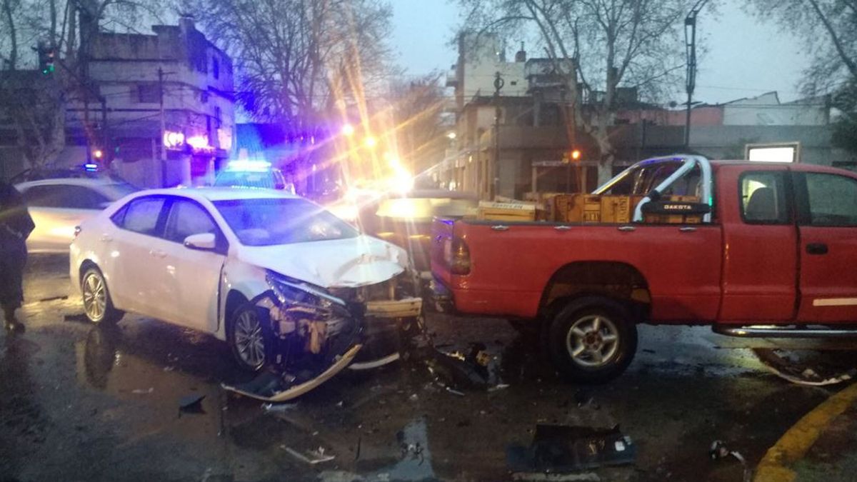 Un herido en un violento choque entre un auto y una camioneta