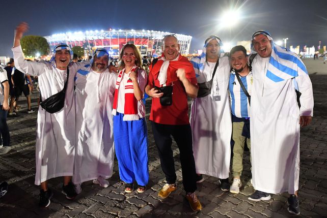 En fotos: las postales con hinchas argentinos alentando en el partido decisivo contra Polonia