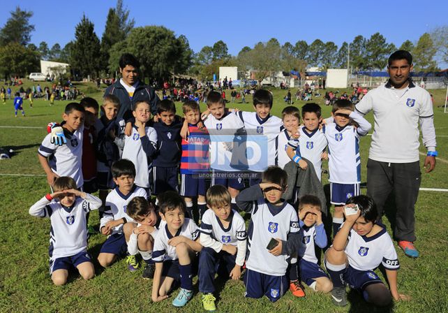 SE MERECEN SU LUGAR. Los integrantes de la categoría 2008 de Off Side que vivieron y disfrutaron de una tarde intensa y a pleno fútbol. (Foto UNO/Diego Arias)