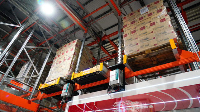 Los robots son conocidos en el mercado como Pallet Shuttle. Los importaron desde Holanda, tienen sensores de control dimensional y sistemas de elevación automatizados.