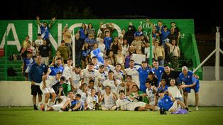 Argentino campeón. La alegría salaíta fue total en la cancha de Ituzaingó después de coronar con el título en cuarta división. &nbsp;Jugadores, cuerpo técnico y familiares festejaron a lo grande.