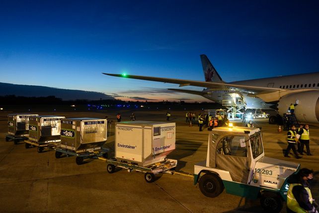 EZEIZA. Uno de los últimos cargamentos de vacunas que llegaron esta semana a la terminal aérea.