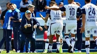 Maradoniano. Diego festeja con Ayala, Ariel García y Guiffrey.&nbsp;