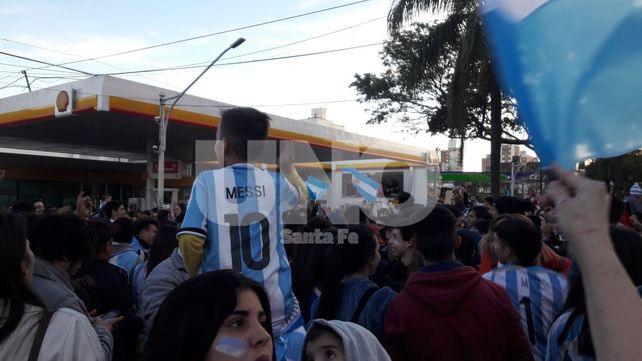 Alegría. Los santafesinos se concentran en Bulevar y Rivadavia para celebrar el pase a octavos de final.