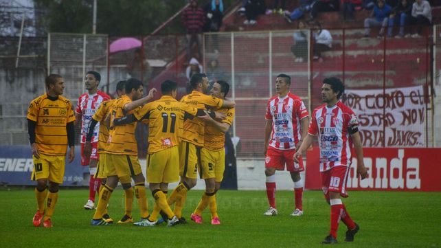 El Decano debutó con una derota ante Flandria como local