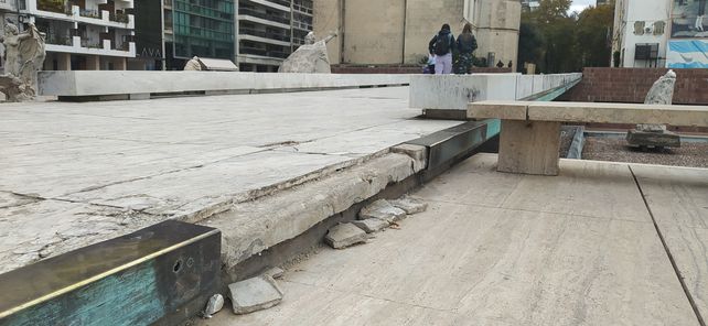 Mármoles rotos y basura forman parte de la triste postal que le regala el pasaje Juramento a los turistas y rosarinos que visitan el Monumento a la Bandera