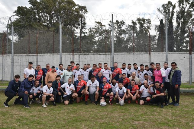Santa Fe hizo historia: por primera vez, el rugby traspasó los muros de la cárcel Santa Fe hizo historia: por primera vez, el rugby traspasó los muros de la cárcel