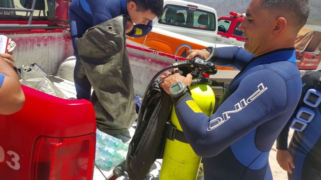 Así es como los buzos de Bomberos rescatan a una víctima en el Dique Potrerillos