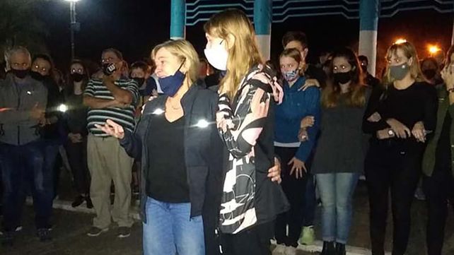 La esposa y las hijas del gerente de la cooperativa láctea de Eustolia asesinado en la madrugada del viernes durante la marcha en reclamo de justicia. (Foto: María Juana News)