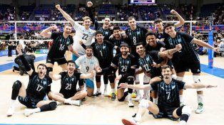 Luciano Vicentín (con la 17) y el resto de los jugadores celebran tras el triunfo.