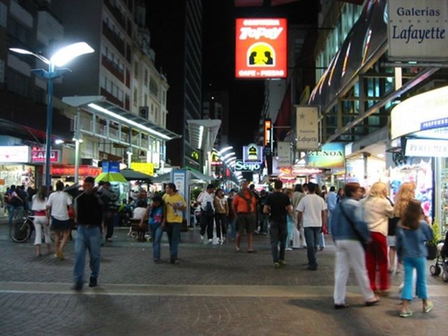 Paseo. &nbsp;Entre los turistas se mezclan los buscavidas