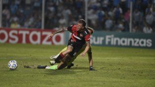 ¿Y esto? Durso le comete penal a Ramírez, pero ni Echavarría ni el VAR lo convalidaron. Fue la primera acción discutida.