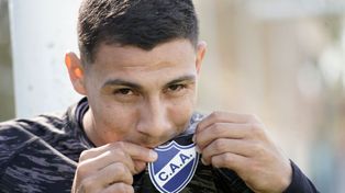 Juan Cruz Vega besa el escudo de Argentino. El volante salaíto la rompió ante Newells y ahora quiere más.