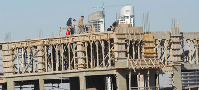 Economía en jaque. La actividad de la construcción tuvo una nueva variación mensual negativa Economía en jaque. La actividad de la construcción tuvo una nueva variación mensual negativa