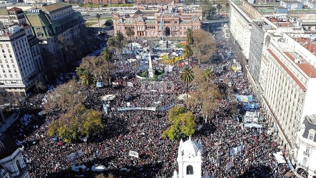 Con una fuerte condena a los discursos de odio, una multitud colmó la Plaza de Mayo