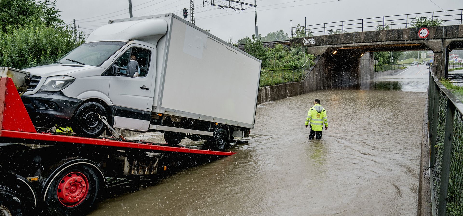 Una camioneta es sacada de un desnivel inundado en Oslo luego de una tormenta, el lunes 7 de agosto de 2023. (Stian Lysberg Solum/NTB Scanpix vía AP) Una camioneta es sacada de un desnivel inundado en Oslo luego de una tormenta, el lunes 7 de agosto de 2023. (Stian Lysberg Solum/NTB Scanpix vía AP)