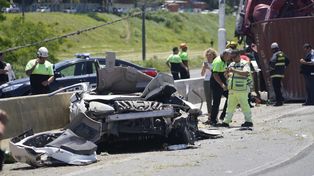 Un camión cayó sobre un auto y lo aplastó en el acceso sur. Su conductor fue derivado al Heca.