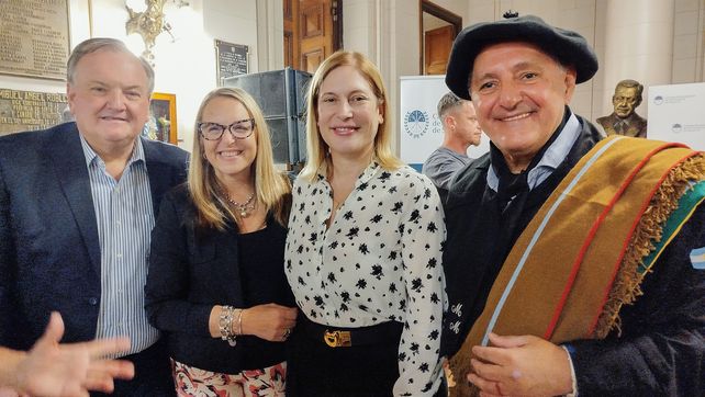 Monchito Merlo fue distinguido en el Senado por su extensa trayectoria artística y musical