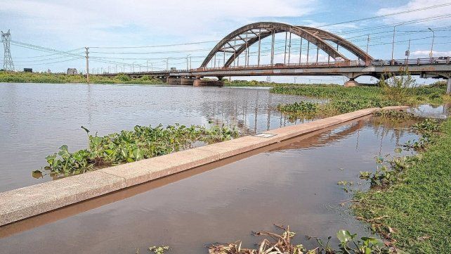 El Salado tapó la parte baja del paseo de la costanera