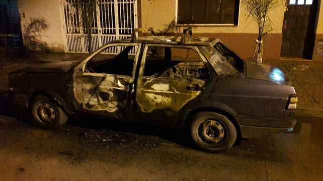 Atrapan a dos chicos de 17 años luego de incendiar un auto en la zona del parque Juan de Garay
