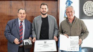 Poletti y Marzo entregaron un reconocimiento al santafesino Luciano De Cecco.